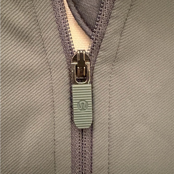 Women’s Lulu Lemon Wunder Train Track Green Jacket Sz 4 - Picture 3 of 6